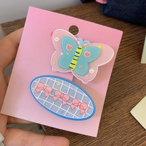 Détail de la pince à cheveux papillon bleu et rose avec barrette à carreaux