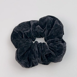 Gros plan du chouchou en velours noir avec texture douce et design classique plissé élastique