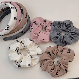 Ensemble serre-tête et chouchous tricotés avec motif papillon en couleurs pastel