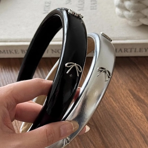 Élégant Serre-tête en Cuir PU avec Nœud pour Femmes Accents de Nœud en Métal Bandeau Mode Antidérapant Accessoires Cheveux