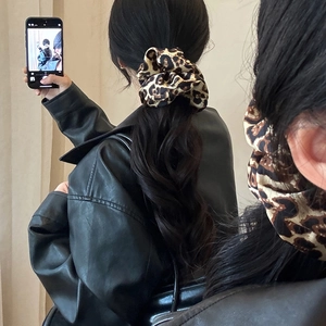 Chouchou léopard élégant pour femme avec haute élasticité et texture de tissu brillant