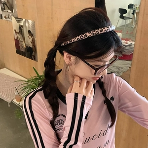 Serre-tête léopard tendance pour femme montrant un motif animalier chic et élégant