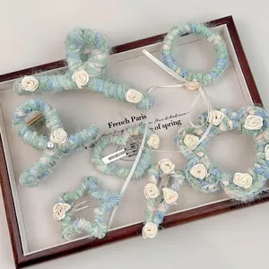 Lot de pinces à cheveux en tricot bleu et vert avec roses en soie sur plateau