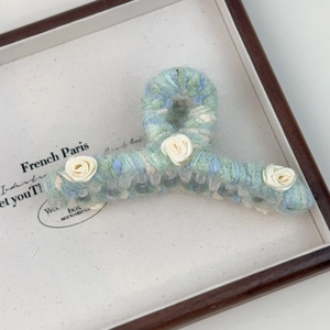 Pince à cheveux fleurie en tricot fait main avec fil mélangé bleu et vert