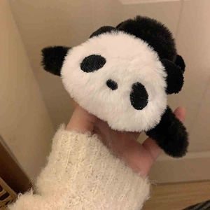 Nahaufnahme von weichem Panda-Plüschmaterial mit schwarz-weißer Kunstfellstruktur