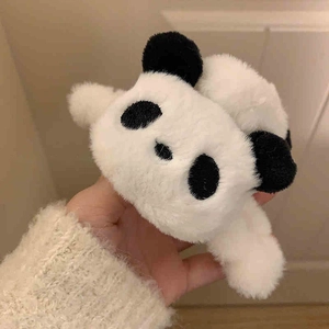 Nahaufnahme der flauschigen Panda Haarklammer aus weichem Plüsch in Schwarz und Weiß