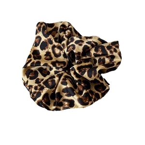 Chouchou chic à imprimé léopard en satin brillant sur fond blanc pour femmes