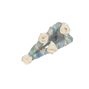 Barrette à cheveux tricotée à la main avec fil bleu-vert et petites roses en satin