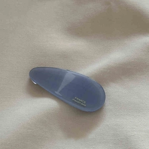 Détail de la pince à cheveux goutte en acétate bleu avec texte France Handmade dessus