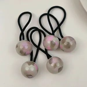 Lot de 4 élastiques à cheveux avec boules en résine marbrée rose et grise élégantes