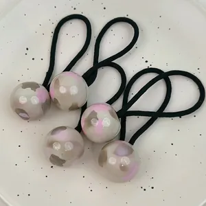 Lot de 5 élastiques à cheveux minimalistes avec perles en résine marbrée rose et gris