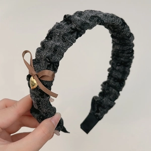 Serre-tête texturé gris foncé avec nœud en ruban marron et breloque cœur dorée