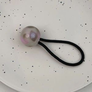 Élastique à cheveux noir minimaliste avec breloque boule marbrée rose et grise