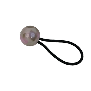 Élastique à cheveux avec une grande perle en résine marbrée rose et grise sur ruban noir