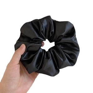 Chouchou rétro français en satin noir surdimensionné avec texture douce plissée
