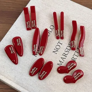 Barrettes rétro en résine rouge foncé avec lettrage doré sur fond de livre en tissu