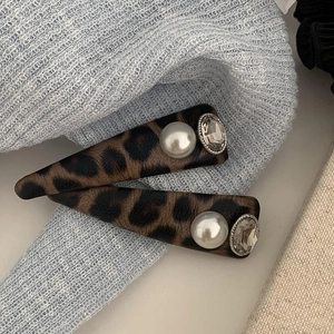 Leopard print hair clips set with elegant pearls and sparkling rhinestones for women