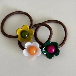 Set aus drei elastischen Haar-Accessoires mit Blumenanhängern in Gelb, Creme und Grün