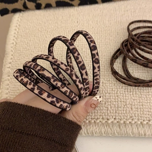 Chouchous élastiques à motif léopard tons marron chaud pour coiffure queue de cheval