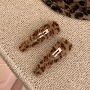 Lot de deux barrettes à cheveux en peluche léopard style Y2K sur fond tricoté