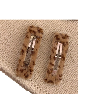 Lot de deux barrettes à cheveux en peluche léopard style Y2K avec base en métal argenté