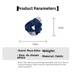 Blaues Denim-Haargummi mit Perle und Maßangabe der 13cm Produktabmessung