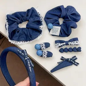 Set aus blauen Denim-Haaraccessoires mit Spitzenbogen, Haarreifen und Perlenverzierung
