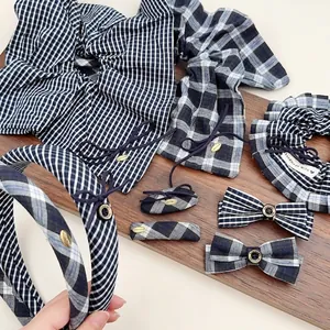 Coffret accessoires cheveux à carreaux gris-bleu avec serre-tête et pinces à nœud
