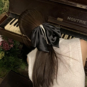 Grande pince à cheveux élégante en satin noir avec pampilles diamantées étincelantes