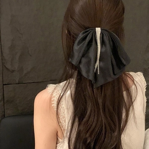 Pince à cheveux élégante en satin noir avec strass argentés brillants pour femme