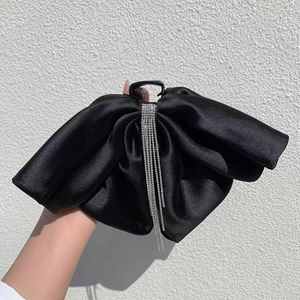 Grande pince à cheveux noeud en satin noir avec d'élégantes franges de strass argentés