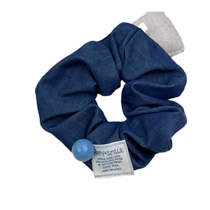 Dunkelblauer Denim-Haargummi mit hellblauer Perle und gewebtem weißem Stoffetikett