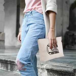 Borsa cosmetica stile lino con stampa rugby tenuta da modella all'aperto