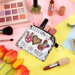 Dettaglio della borsa Peace Love Makeup con bordo leopardato e gancio portachiavi in metallo