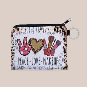 Dettaglio del portamonete Peace Love Makeup con bordo leopardato e anello portachiavi