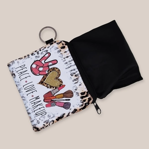 Dettaglio del portamonete LOVE aperto con bordo leopardato e stampa PEACE LOVE MAKEUP