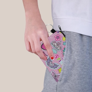Rosa dreieckige Geldbörse mit Cartoon-Prinzessin-Motiven wird in eine Tasche gesteckt