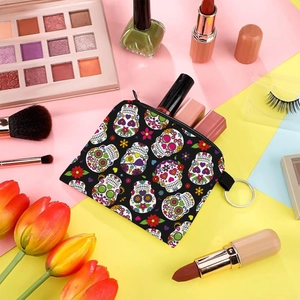 Mini porte-monnaie à tête de mort avec accessoires de maquillage sur fond coloré vif