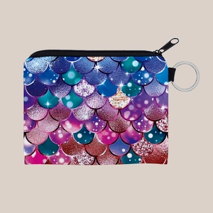 Détail du motif d'écailles de sirène sur le porte-monnaie zippé avec porte-clés