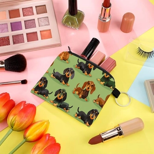 Mini porte-monnaie avec imprimé teckel et porte-clés sur fond de maquillage coloré