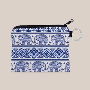 Détail du motif éléphant bohème sur porte-monnaie en tissu avec porte-clés métallique
