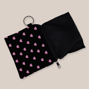 Petit porte-monnaie en toile noire avec motifs cœurs roses et anneau porte-clés