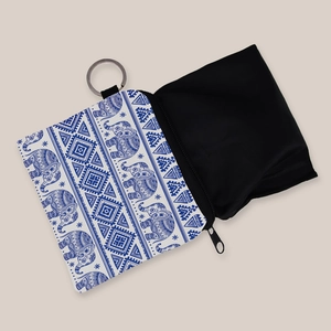 Détail du porte-monnaie en tissu avec motifs d'éléphants bleus et porte-clés en argent