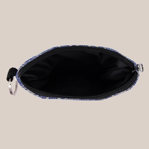 Détail d'un petit porte-monnaie en tissu à motif ethnique bleu avec porte-clés métal