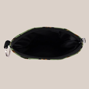 Détail du porte-monnaie à motif teckel avec doublure noire et anneau porte-clés métal