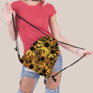 Detail des Sonnenblumen-Turnbeutels mit Kordelzug, getragen von einem Modell auf Reisen