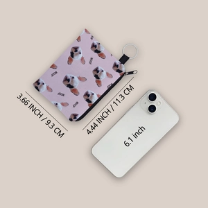 Rosa Chihuahua Geldbörse mit Schlüsselring neben einem 6,1 Zoll Smartphone zum Größenvergleich