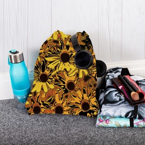 Sonnenblumen-Kordelzugbeutel mit Wasserflasche und Kopfhörern auf grauem Teppich