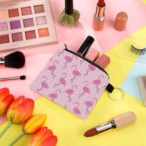 Petit porte-monnaie rose à motif flamant rose avec porte-clés sur fond coloré