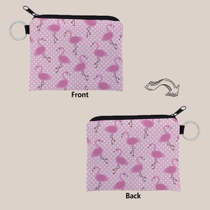 Détails recto-verso d'un porte-monnaie rose à motif flamant rose avec anneau métallique